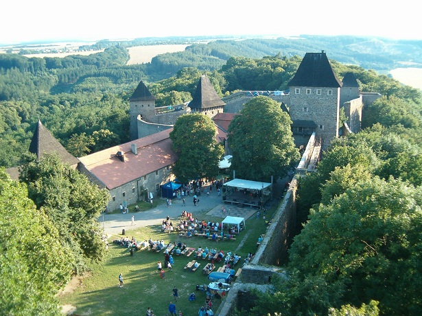 Hrad Helfštýn - pohled z věže na 2 nádvoří